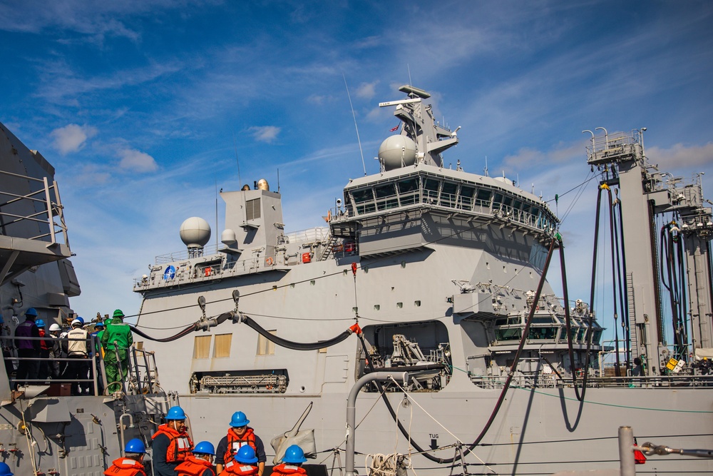 USS Paul Ignatius (DDG 117) Conducts RAS with HnoMS Maud (A530)