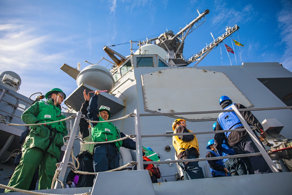 USS Paul Ignatius (DDG 117) Conducts RAS with HnoMS Maud (A530)