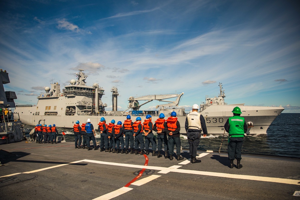 USS Paul Ignatius (DDG 117) Conducts RAS with HnoMS Maud (A530)