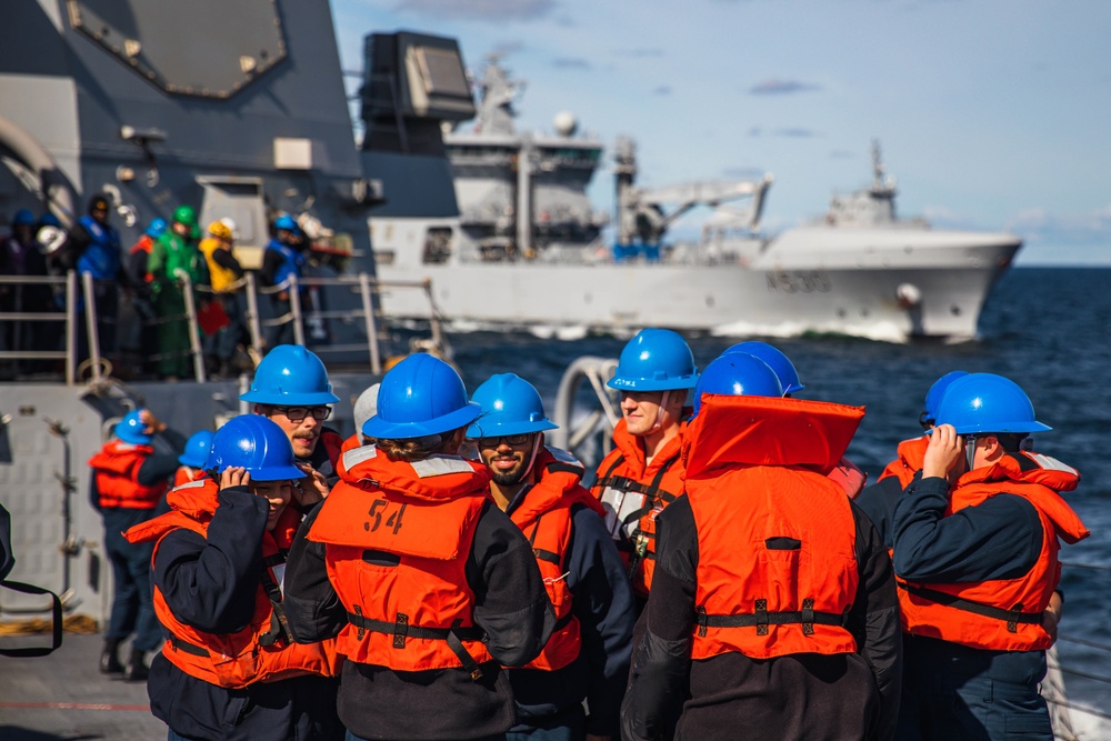 USS Paul Ignatius (DDG 117) Conducts RAS with HnoMS Maud (A530)