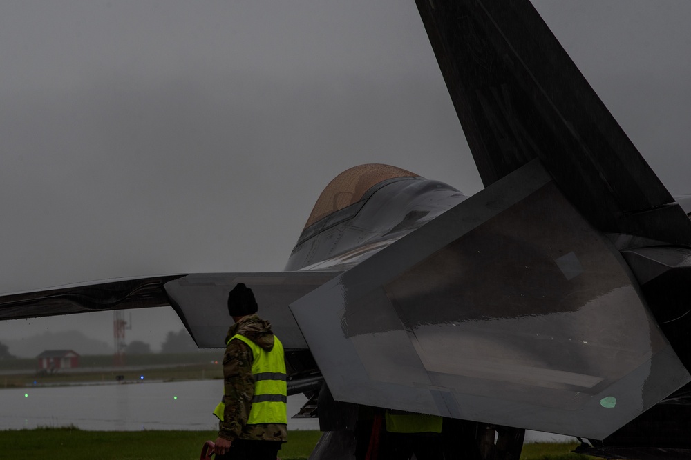 90 EFS F-22 Raptors arrive in Norway