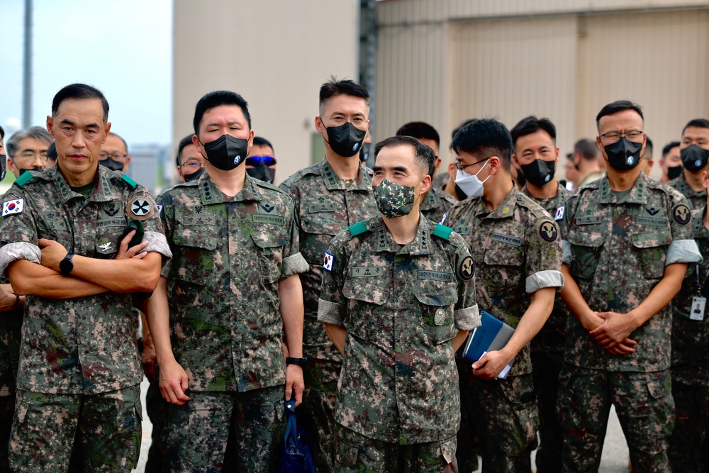 ROKA 5th Corps General Visits 2nd Combat Aviation Brigade