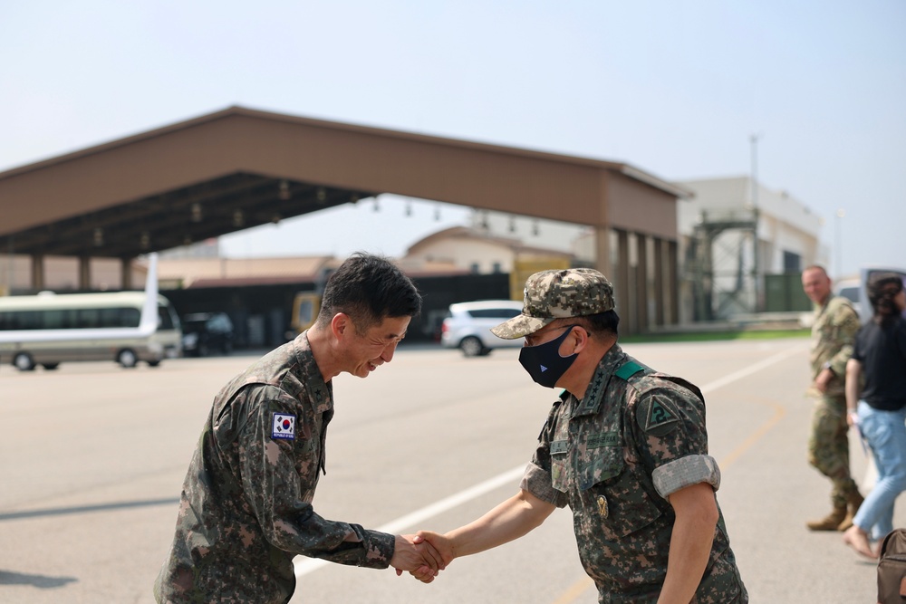 ROKA 2nd Operations Command General Visits 2nd Combat Aviation Brigade