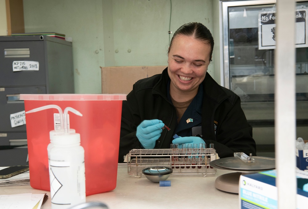 Sailors prepare blood samples for surgeries aboard USNS Mercy