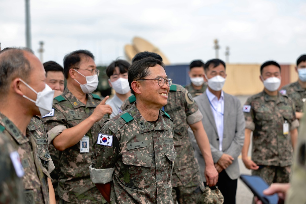 ROKA Armor School Superintendent Visits 2nd Combat Aviation Brigade