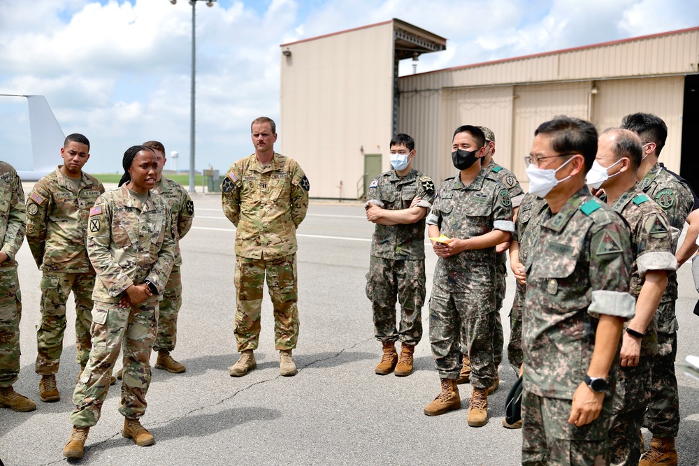 ROKA Armor School Superintendent Visits 2nd Combat Aviation Brigade