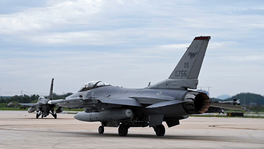 Osan Airbase trains on the Alternate Landing Strip