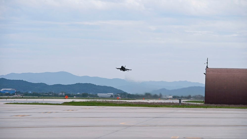 Osan Airbase trains on the Alternate Landing Strip