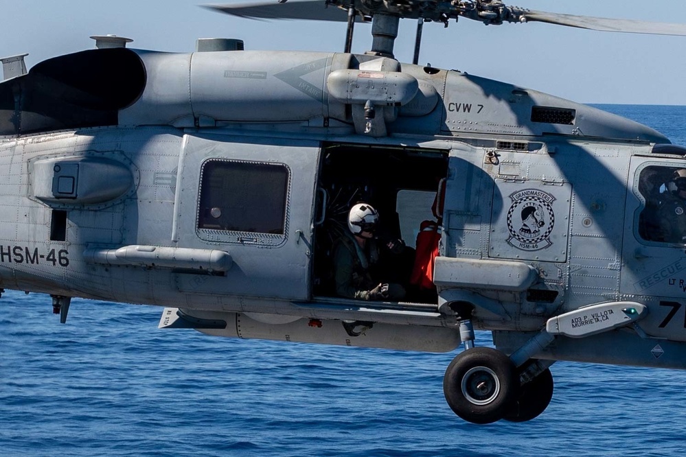 USS Leyte Gulf (CG 55) Performs Vertical Replenishment