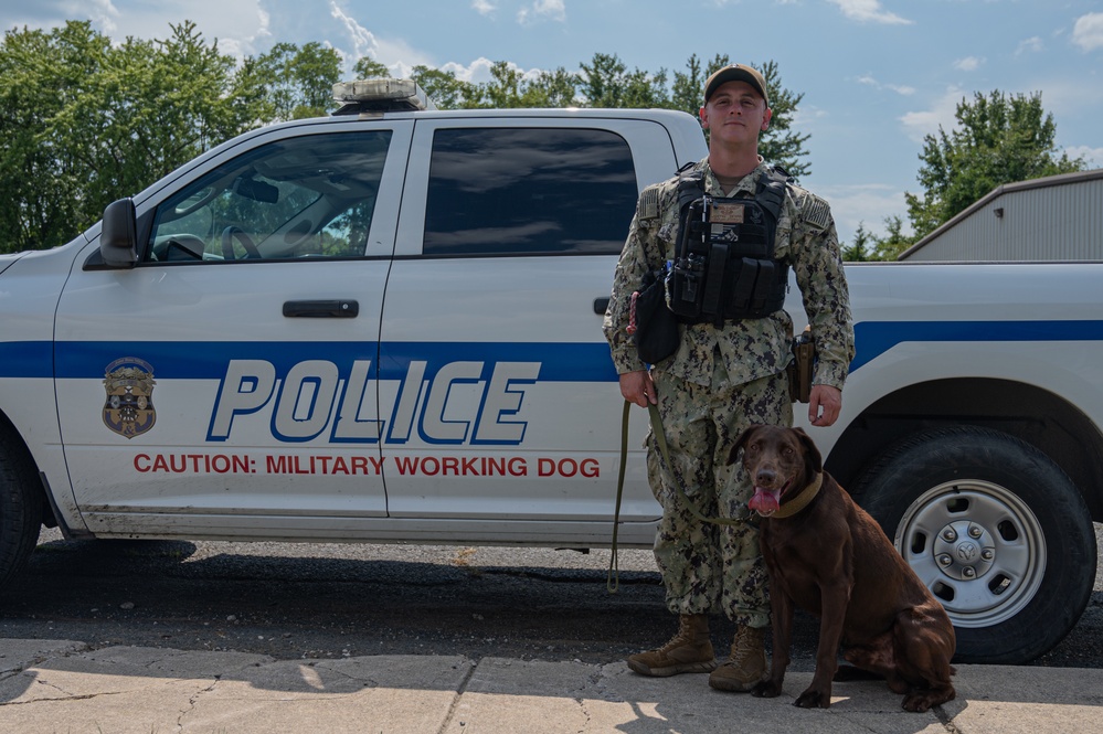 Navy MWD handler conducts training