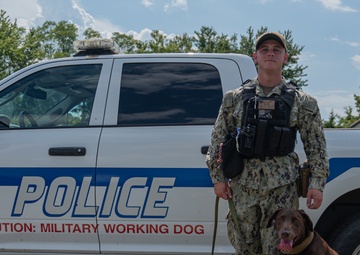 Navy MWD handler conducts training