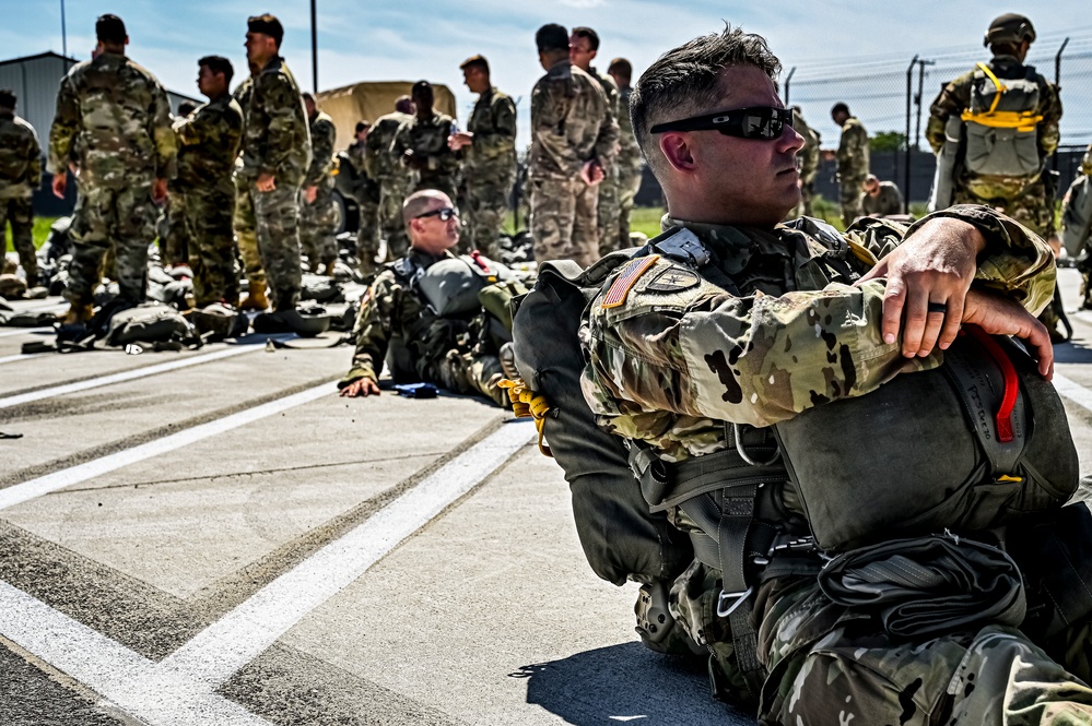 404th Civil Affairs Battalion conducts Airborne Ops