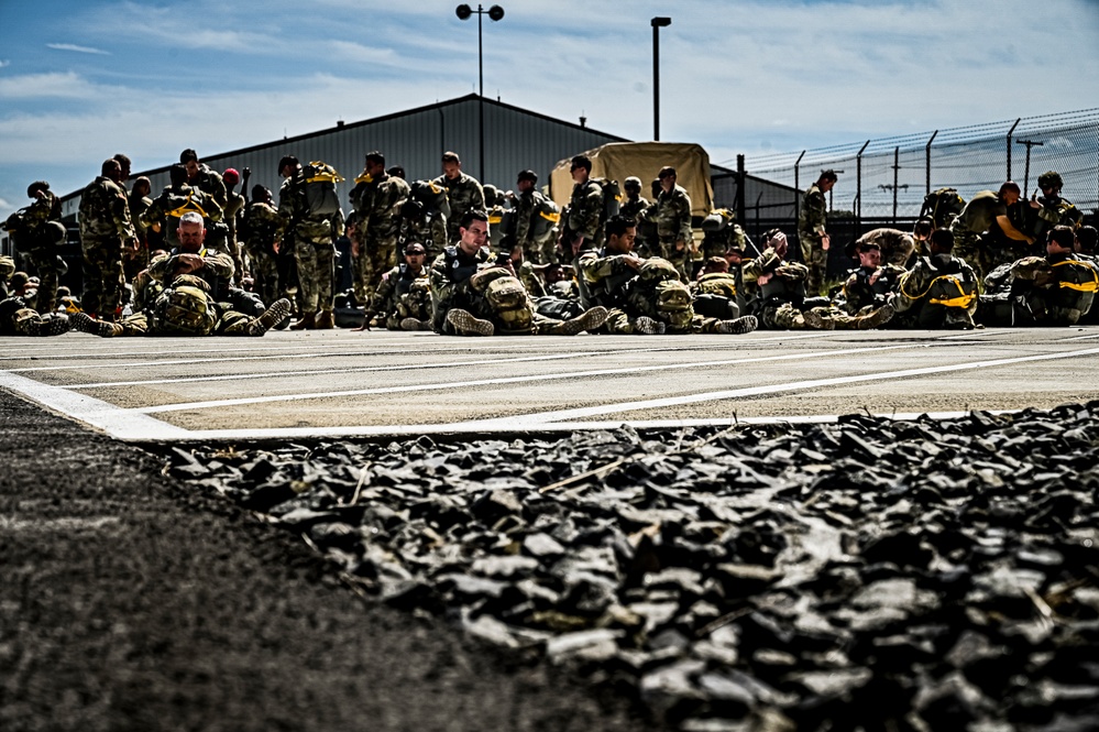 404th Civil Affairs Battalion conducts Airborne Ops