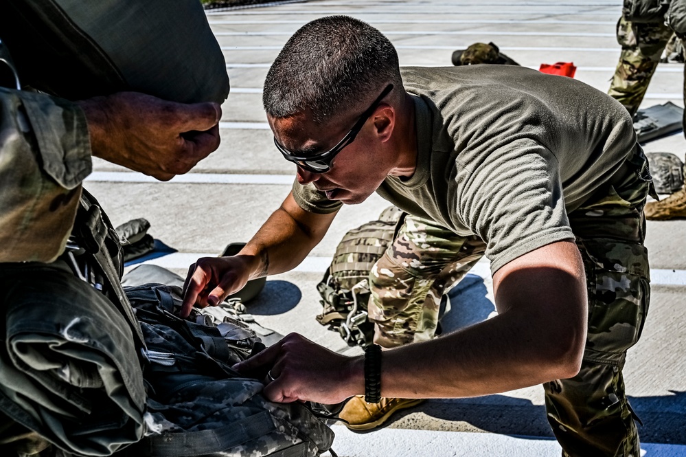 404th Civil Affairs Battalion conducts Airborne Ops