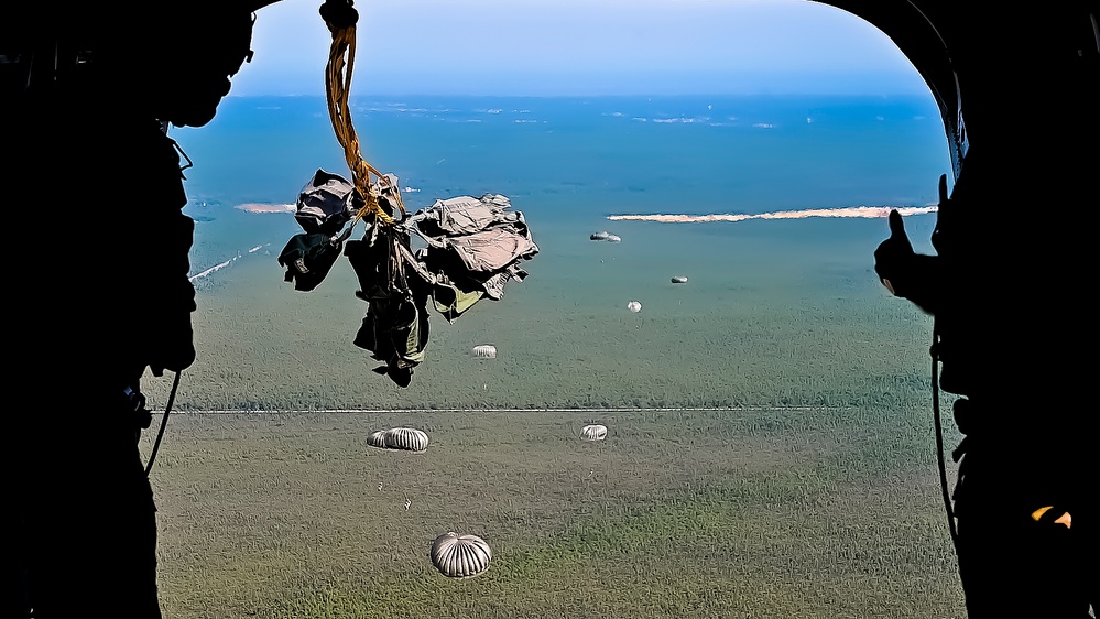 404th Civil Affairs Battalion conducts Airborne Ops