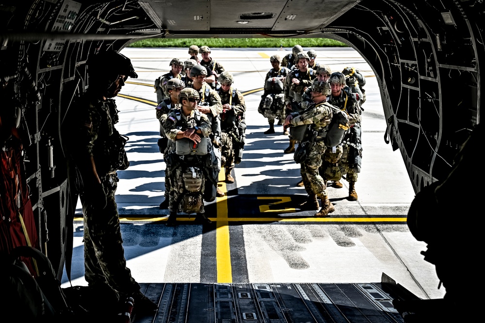 404th Civil Affairs Battalion conducts Airborne Ops