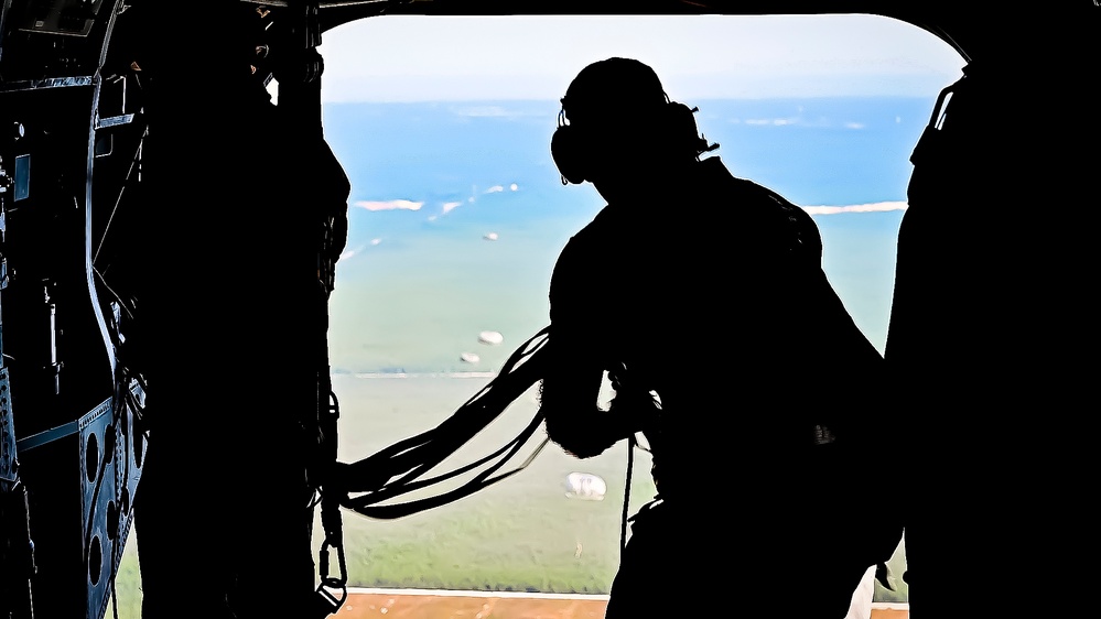 404th Civil Affairs Battalion conducts Airborne Ops