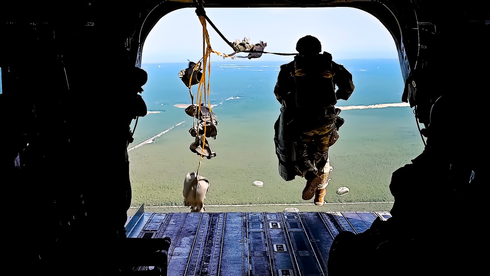 404th Civil Affairs Battalion conducts Airborne Ops