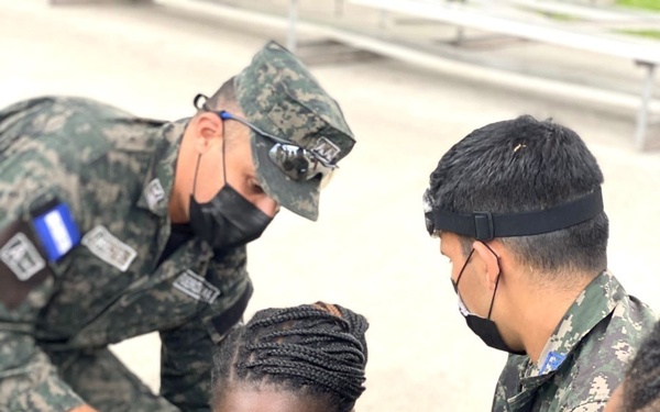 571st Mobility Support Advisory Squadron, JTF-Bravo train together on lifesaving skills with Honduran military