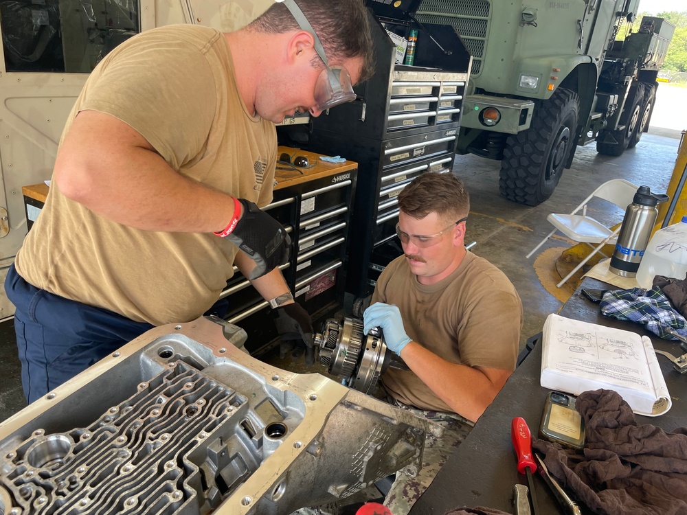 Seabee mechanics rebuild HMMWV transmission