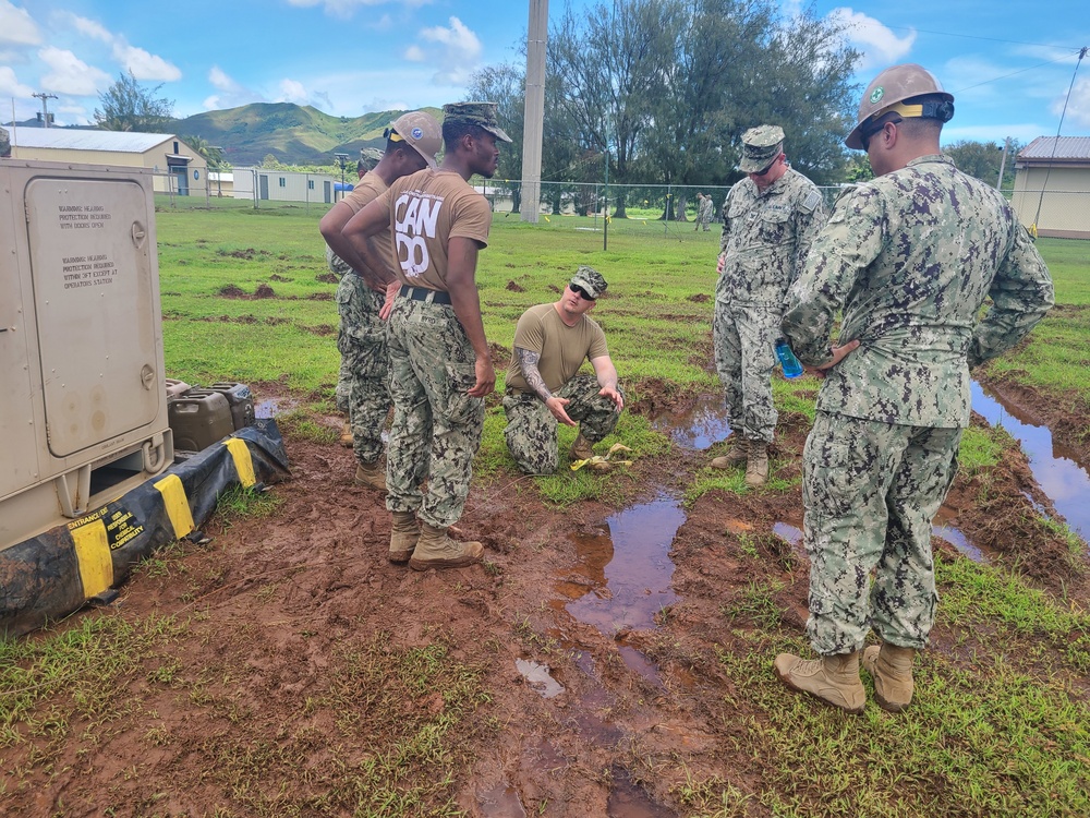 Seabees from NMCB-11 receive training on expeditionary power distribution safety grounding from CBMU 303