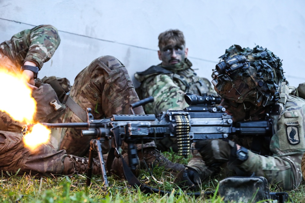 173rd Soldier fires M249