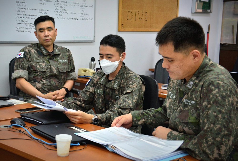 Multinational Forces in the &quot;white cell&quot; during UNITAS LXIII