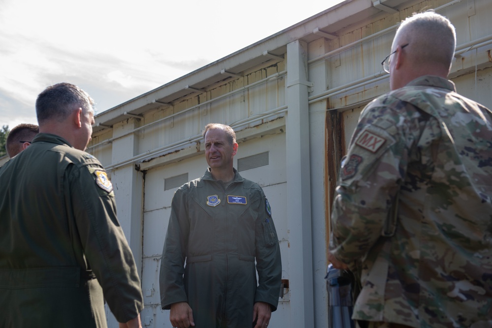 DVIDS - Images - 18th AF commander visits JB Charleston [Image 6 of 9]