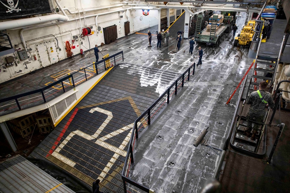 USS Arlington, 22nd MEU agricultural washdown