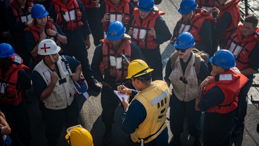 USS Ramage Conducts Replenishment-at-Sea