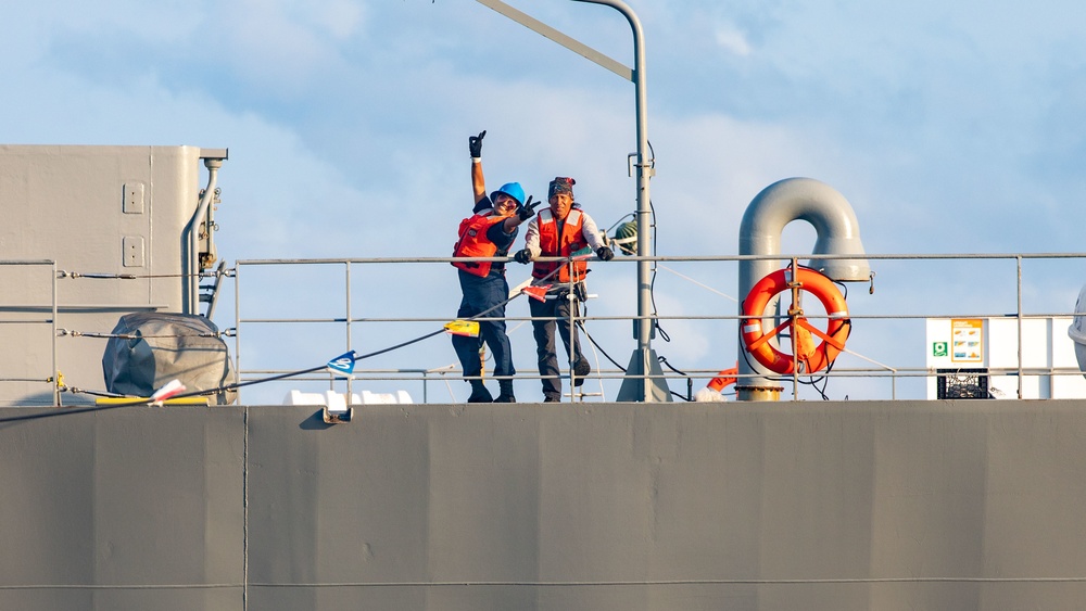 USS Ramage Conducts Replenishment-at-Sea