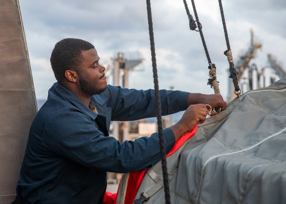 USS Ramage Conducts Replenishment-at-Sea