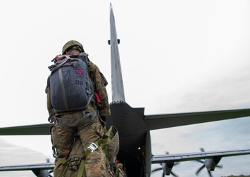 ADR 22-4 Day 3: U.S./Polish Conduct Static Line Training