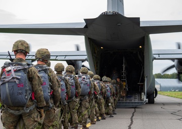 ADR 22-4 Day 3: U.S./Polish Conduct Static Line Training