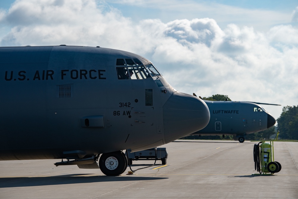 ADR 22-4 Day 3: U.S./Polish Conduct Static Line Training