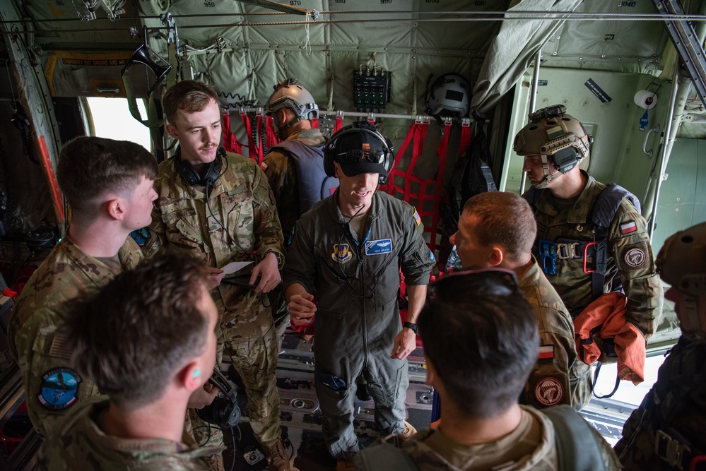 ADR 22-4 Day 3: U.S./Polish Conduct Static Line Training
