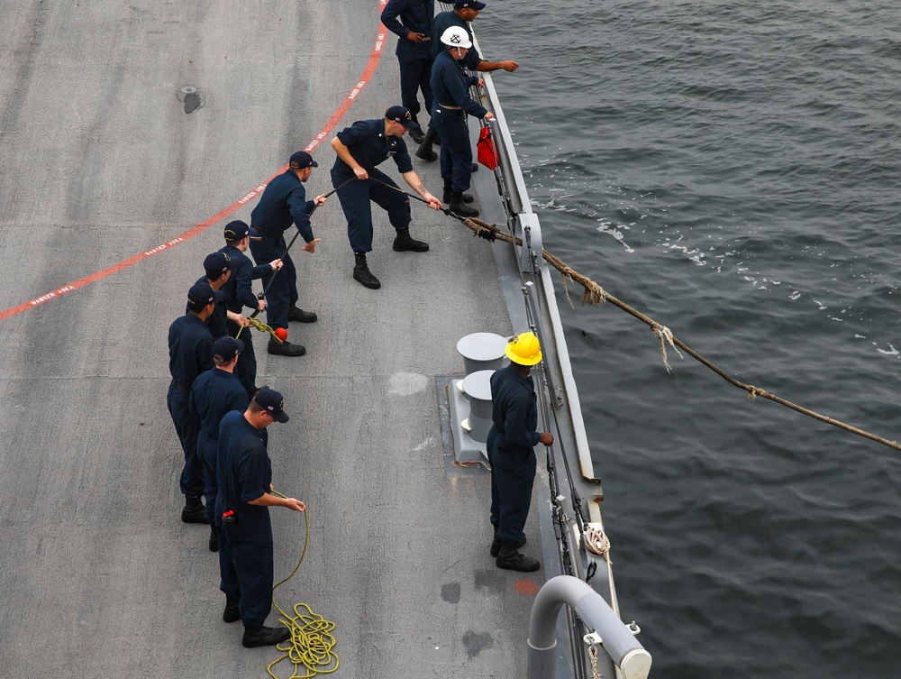 USS Delbert D. Black Conducts Brief Stop for Fuel in Oman