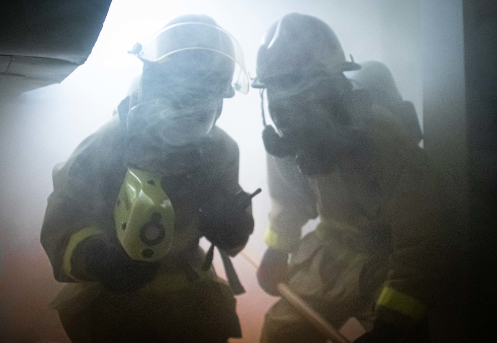 Sailors Assigned to USS America (LHA 6) Conduct Damage Control Training