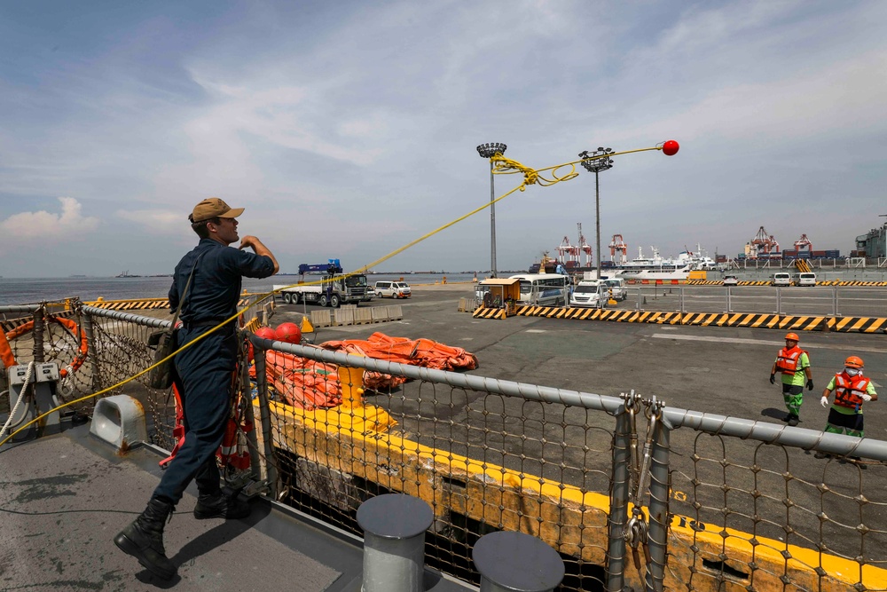 USS Higgins Arrives In Manila For Port Visit