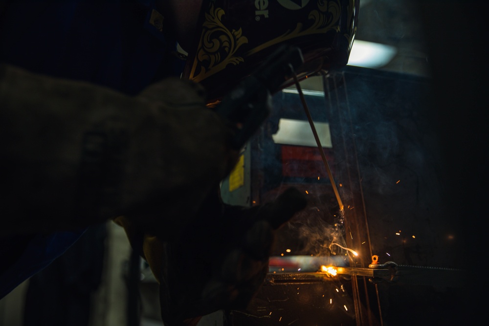 USS Paul Ignatius (DDG 117) Sailor Welds