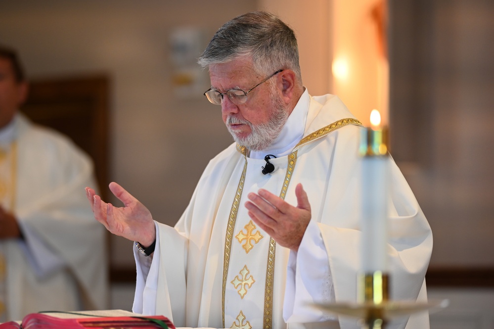 Chapel community attends monsignor’s final Mass