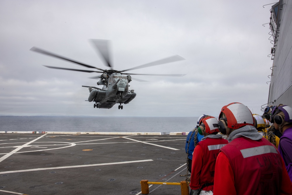 CH-53E Super Stallion conduct a resupply at sea on the Anchorage