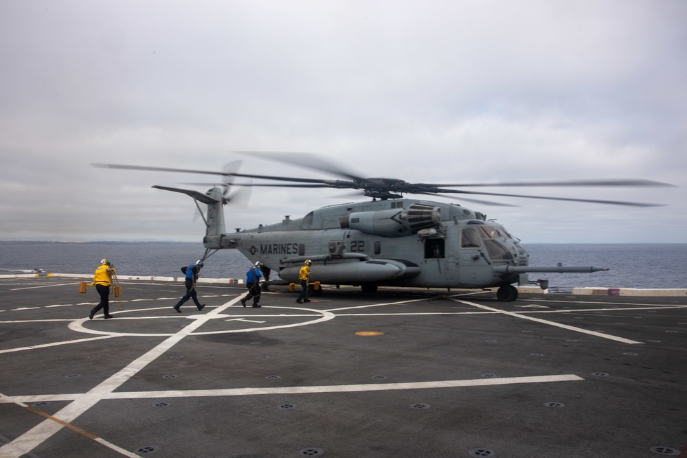 CH-53E Super Stallion conduct a resupply at sea on the Anchorage