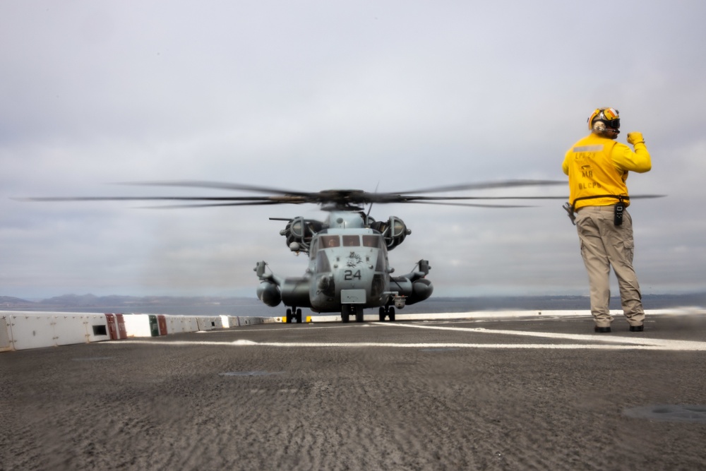 CH-53E Super Stallion conduct a resupply at sea on the Anchorage