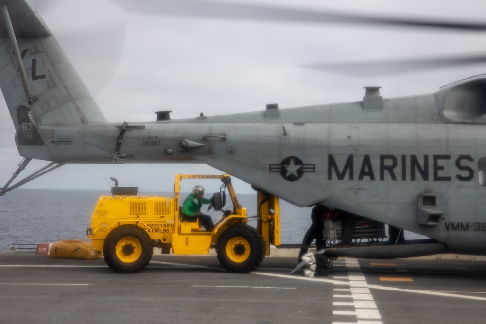 CH-53E Super Stallion conduct a resupply at sea on the Anchorage