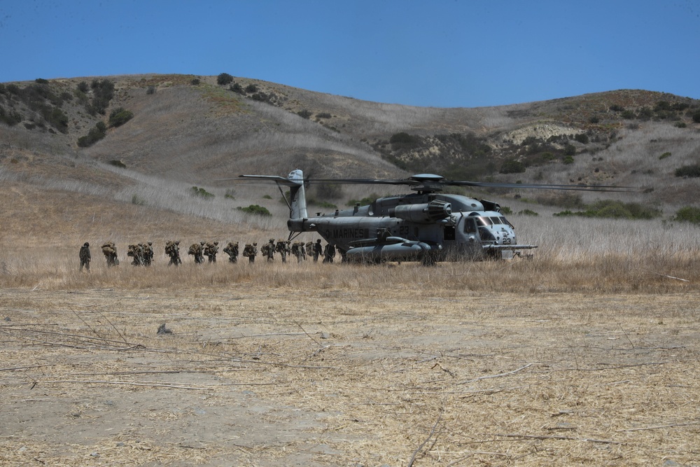 Company E BLT 2/4 13th MEU Conducts an Assault