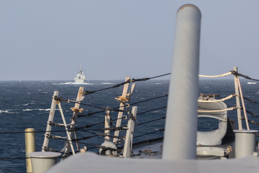 7th Fleet Destroyer Transits Taiwan Strait with Canadian Frigate