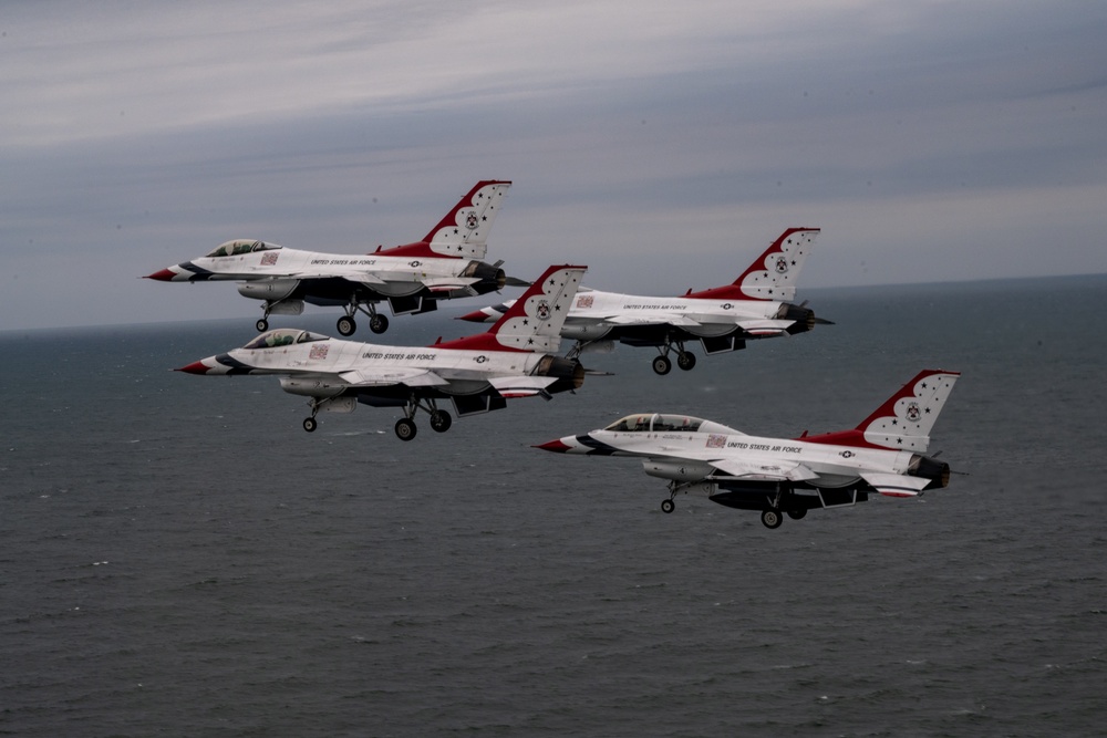 Thunderbirds roar over Jones Beach