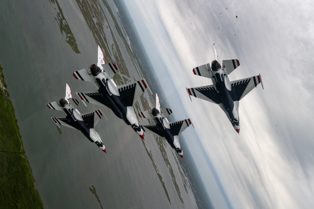 Thunderbirds roar over Jones Beach