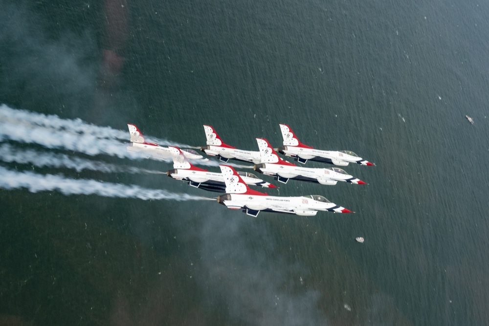 Thunderbirds roar over Jones Beach